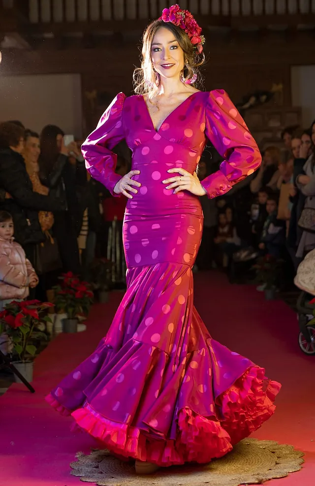 chica con vestido de flamenca color fucsia