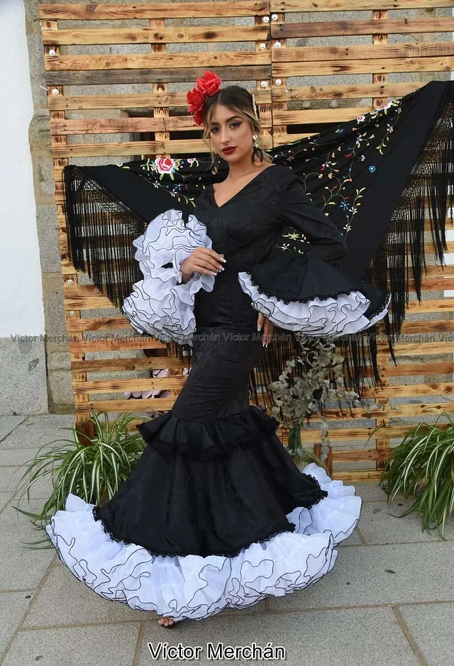 mujer traje de flamenca negro y blanco