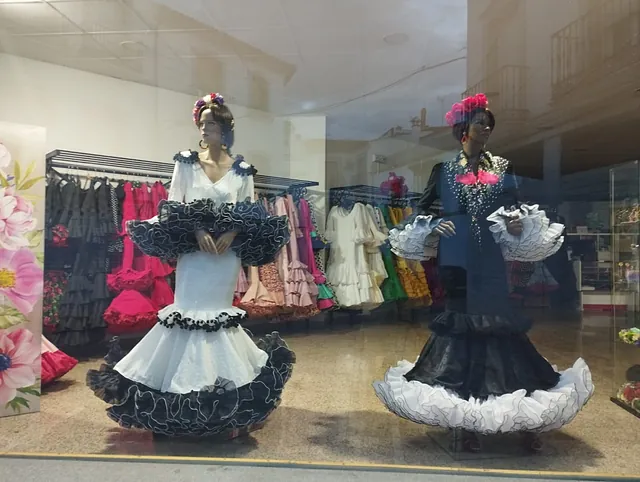 escaparate de local de vestidos flamencos