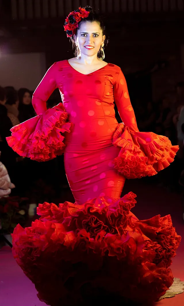 chica con vestido de flamenca color rojo