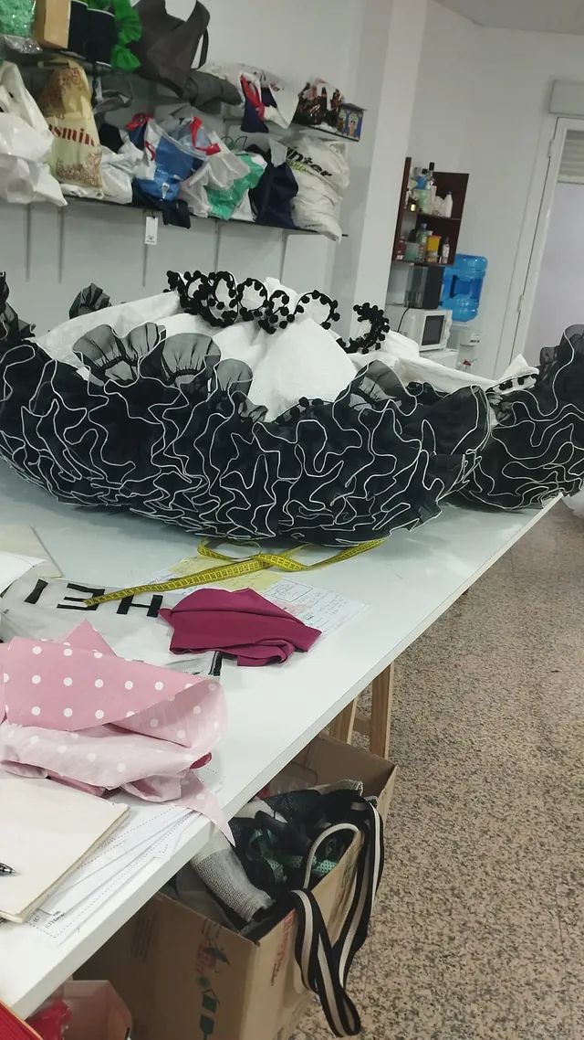 reparando vestido de flamenca