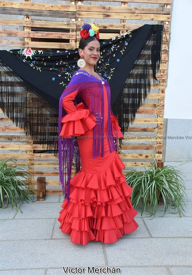 mujer traje de flamenca negro con morado