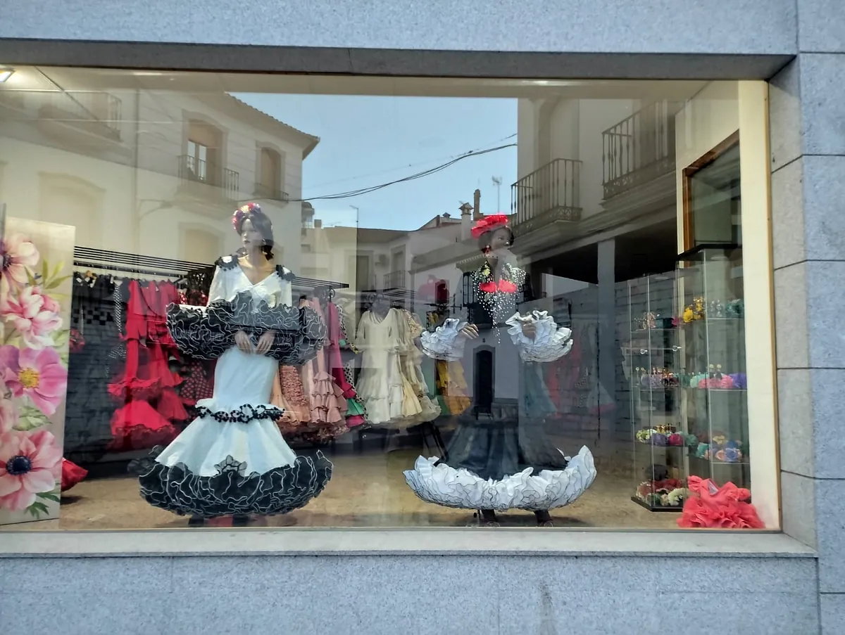 escaparate de tienda de vestidos flamencos