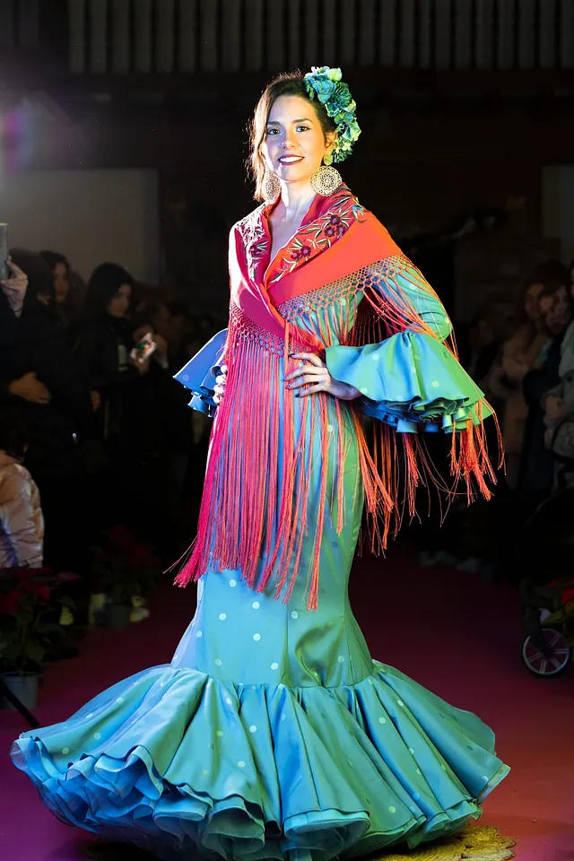 chica con vestido de flamenca color azul